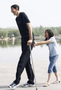 La hiperproducción de hormona del crecimiento desarrolla cambios clínicos y metabólicos