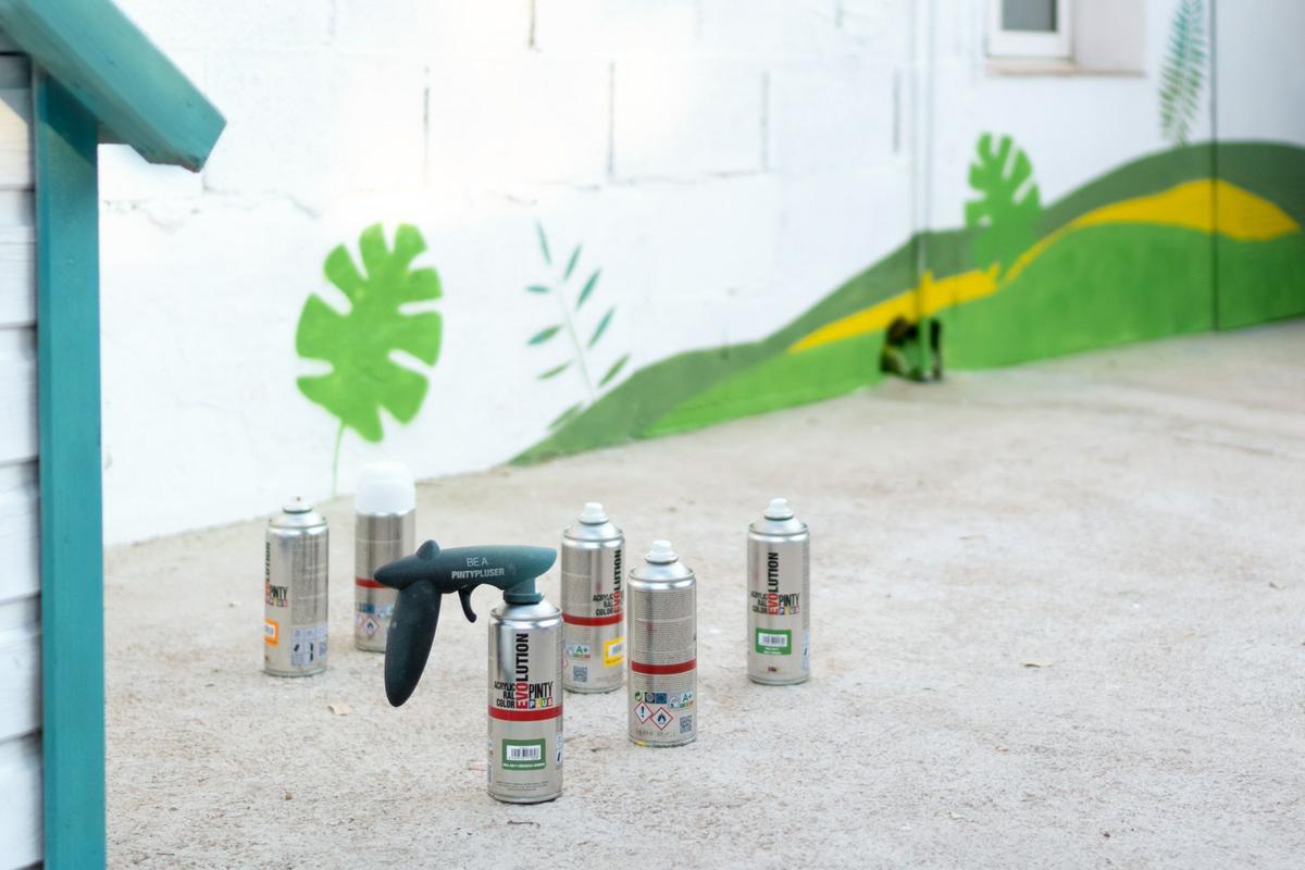 renovando la protectora de animales, acceso decorado con spray