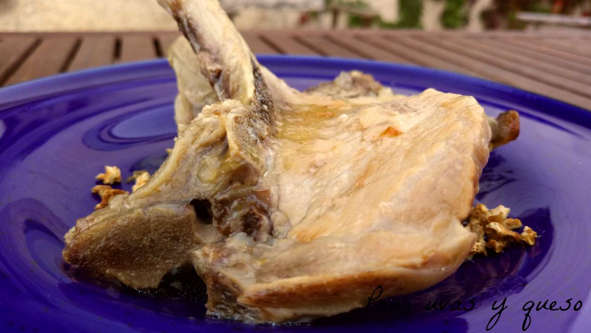 chuletas de cerdo a la naranja crockpot - pan, uvas y queso