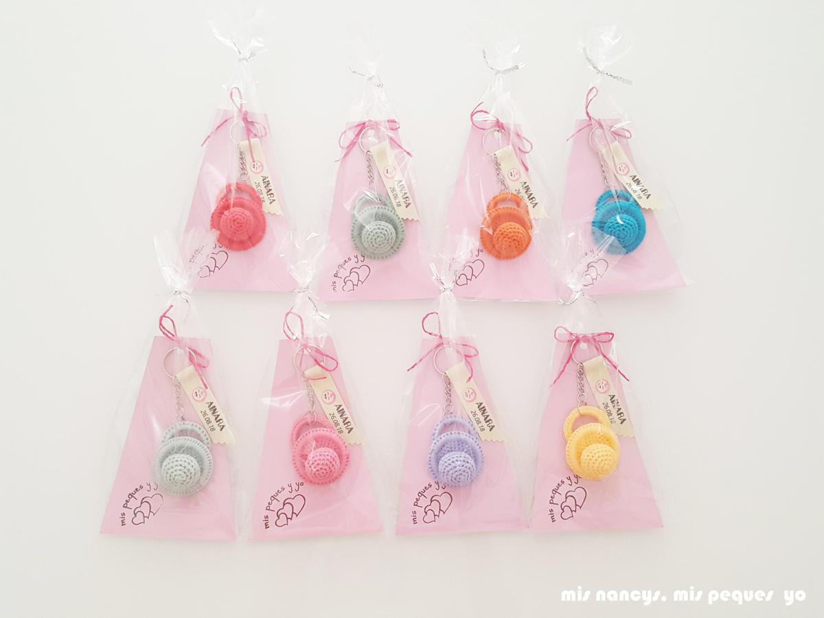 mis nancys, mis peques y yo, chupetes de ganchillo, llaveros de chupetes de crochet para bautizo de distintos colores