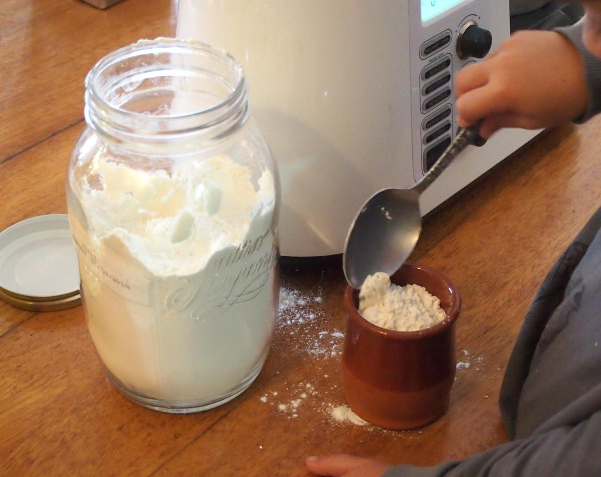 Rellenando la taza de harina