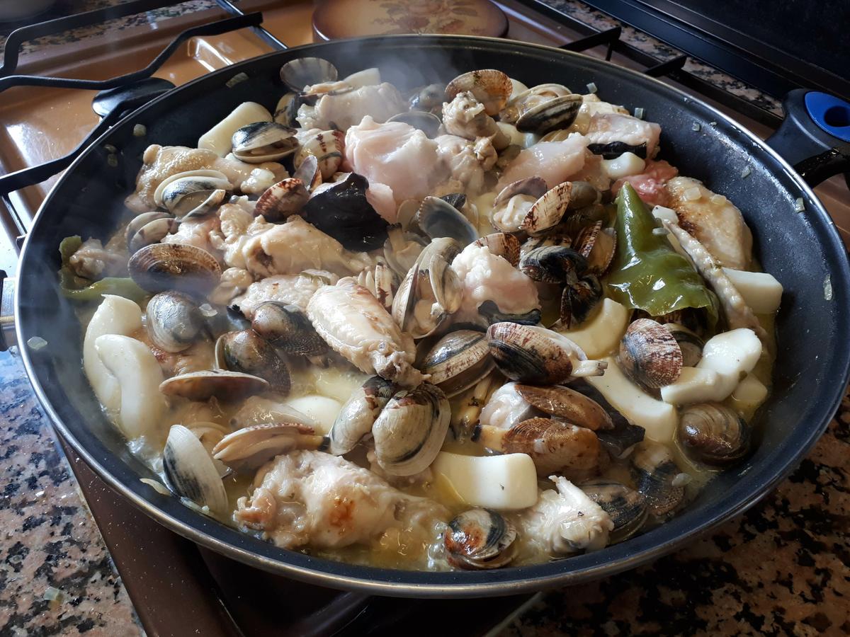añadiendo ingredientes a la paellera