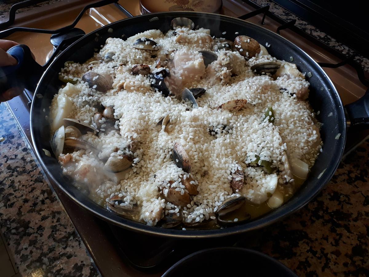 añadimos el arroz a la paella