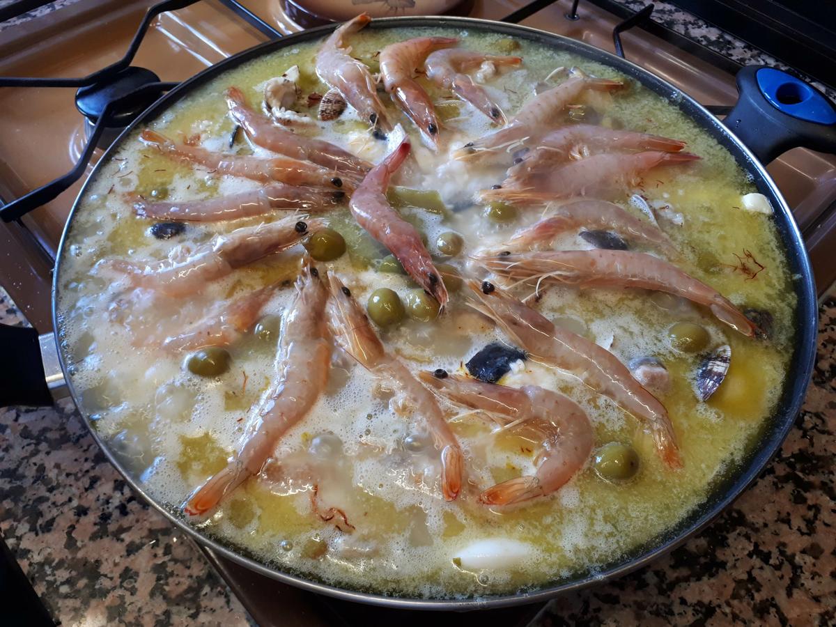 bambas y aceitunas en la paella