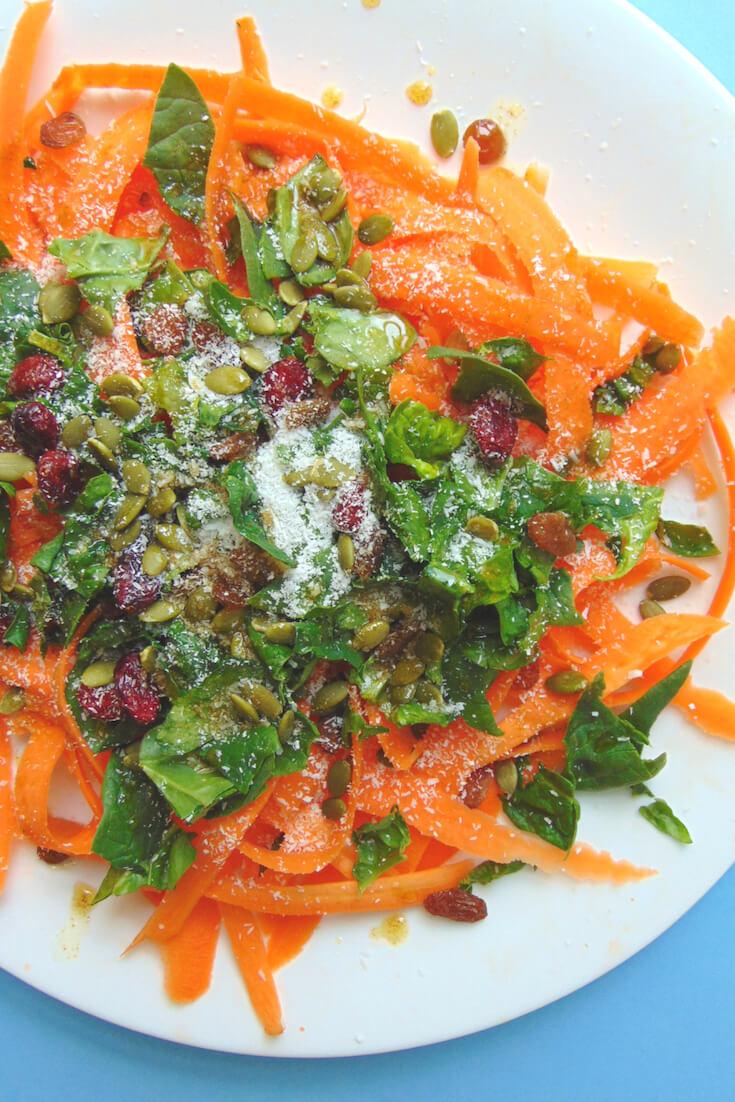 ensalada de zanahoria con pasas y nueces y espinacas