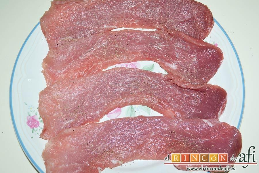 Filetes de cerdo en salsa, salpimentar los filetes