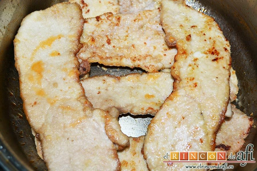 Filetes de cerdo en salsa, poner los filetes ya fritos en un caldero