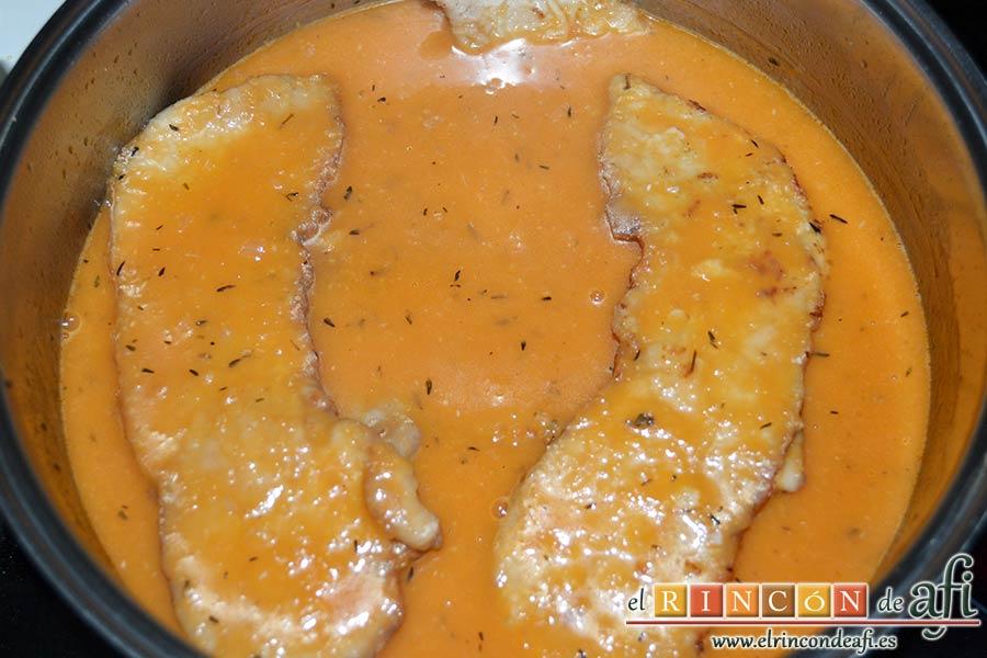 Filetes de cerdo en salsa, verter la salsa sobre los filetes y poner a fuego moderado unos 5 minutos
