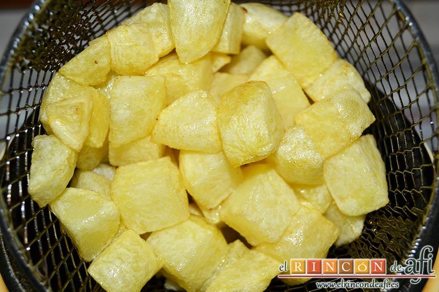 Filetes de cerdo en salsa, freír unas papas en cuadraditos