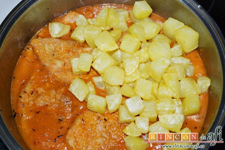 Filetes de cerdo en salsa, verter en el caldero para que se queden bien impregnadas con la salsa