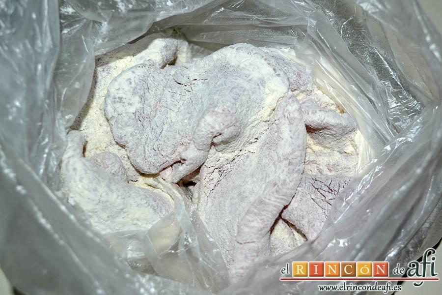 Filetes de cerdo en salsa, pasarlos por harina con ayuda de una bolsa