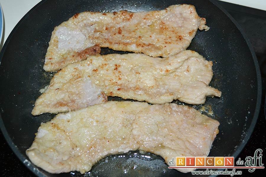Filetes de cerdo en salsa, han de quedar dorados por ambos lados