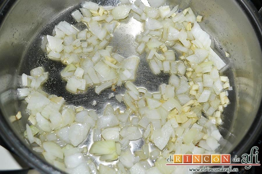 Filetes de cerdo en salsa, cortar la cebolla y los ajos y los ponemos en un caldero con el aceite de la fritura