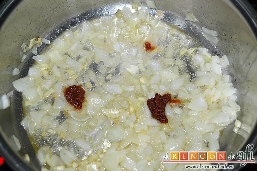 Filetes de cerdo en salsa, añadir el tomate concentrado