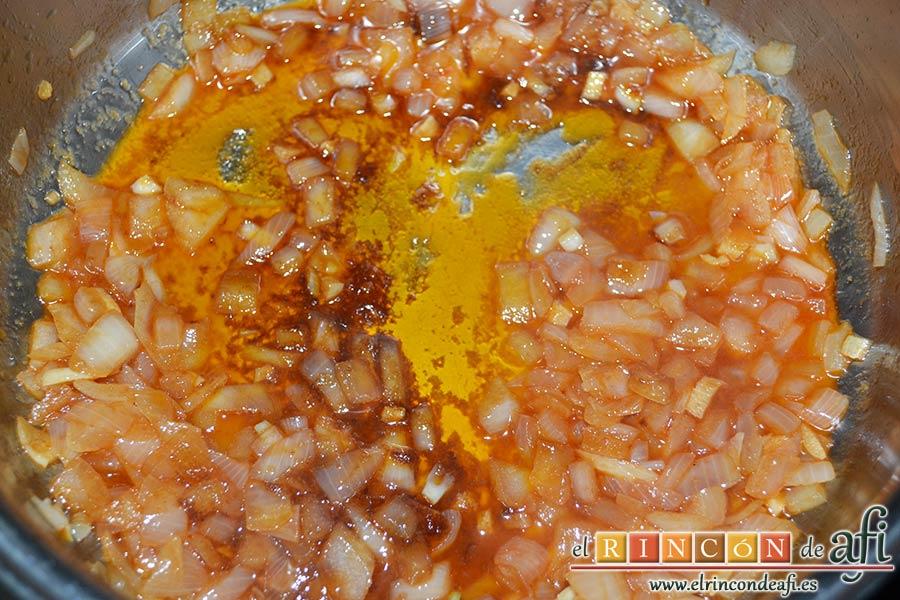 Filetes de cerdo en salsa, añadir el vino blanco