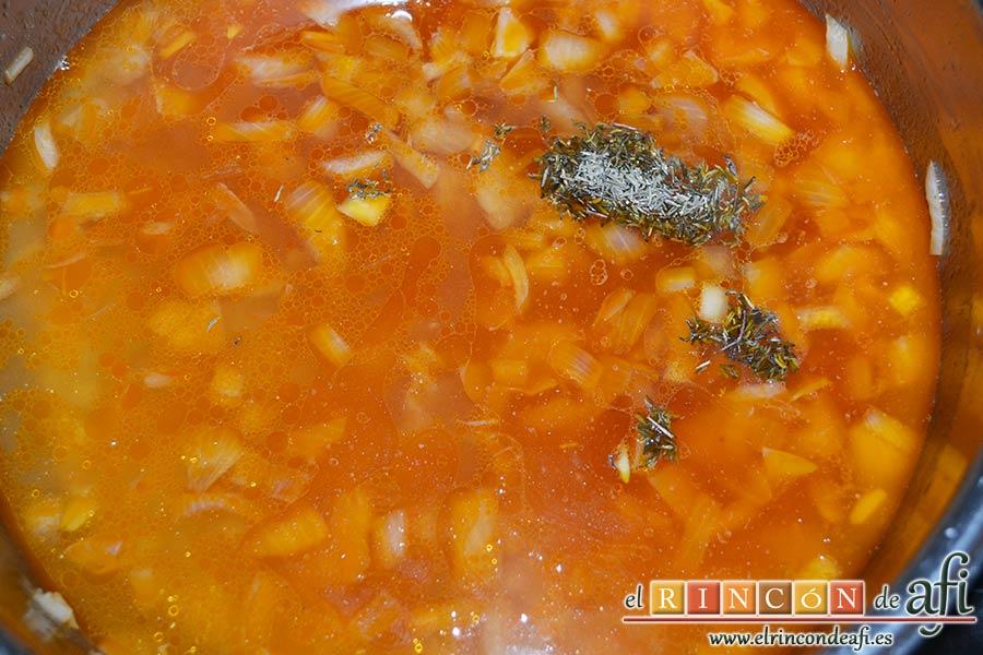Filetes de cerdo en salsa, añadir la pastilla de caldo de carne desmenuzada, dos tazas de agua y la cucharadita de tomillo seco