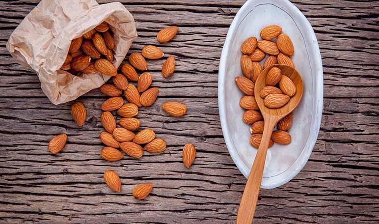 Cómo reparar el cabello con aceite de almendras - Trucos de belleza caseros