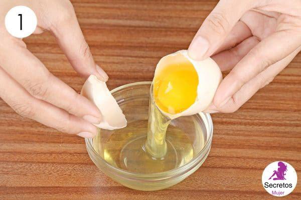 Separe una yema de huevo en un tazón para hacer una mascarilla casera para la piel seca