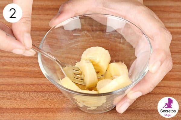 Pela y machaca la mitad de un plátano para hacer una mascarilla para la piel seca