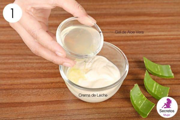 Combine el gel de aloe vera y la crema de leche en un tazón para hacer una mascarilla de bricolaje para la piel seca
