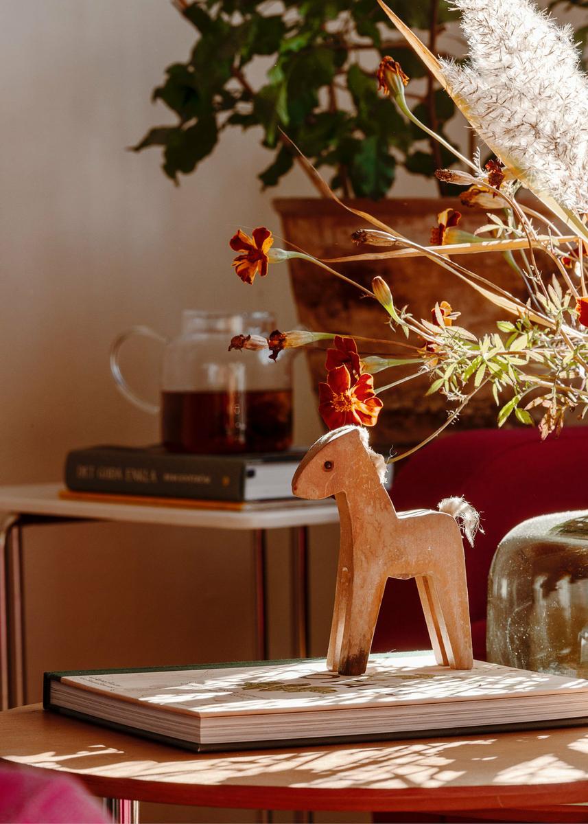 fabulous red in apartment 03