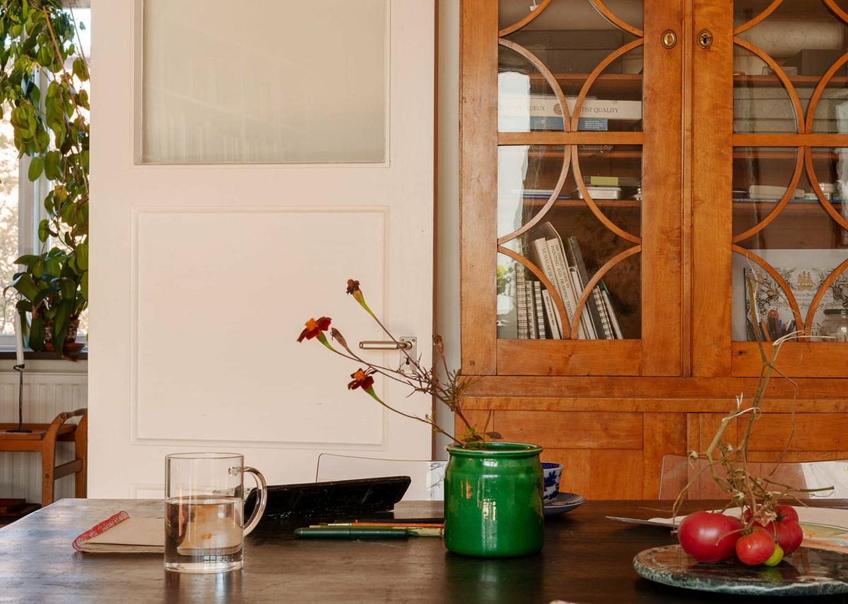 fabulous red in apartment 05