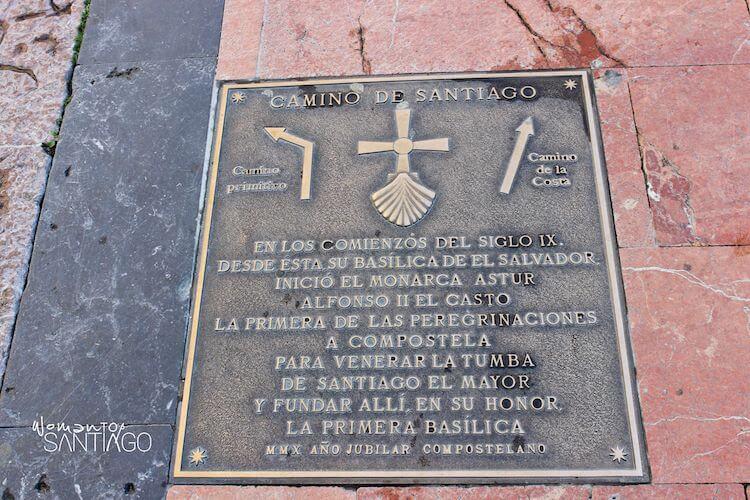 Placa de bronce del Camino de Santiago sobre baldosines rosados