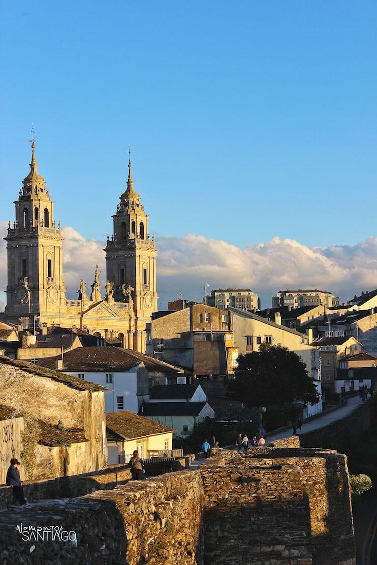 Vistas de la Catedral de Lugo desde la muralla romana