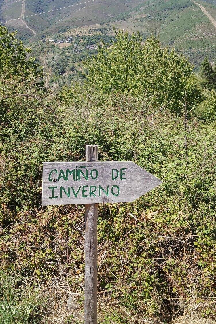 Cartel del Camiño de inverno tallado en madera