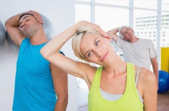 ejercicio de flexión lateral para la discopatía cervical