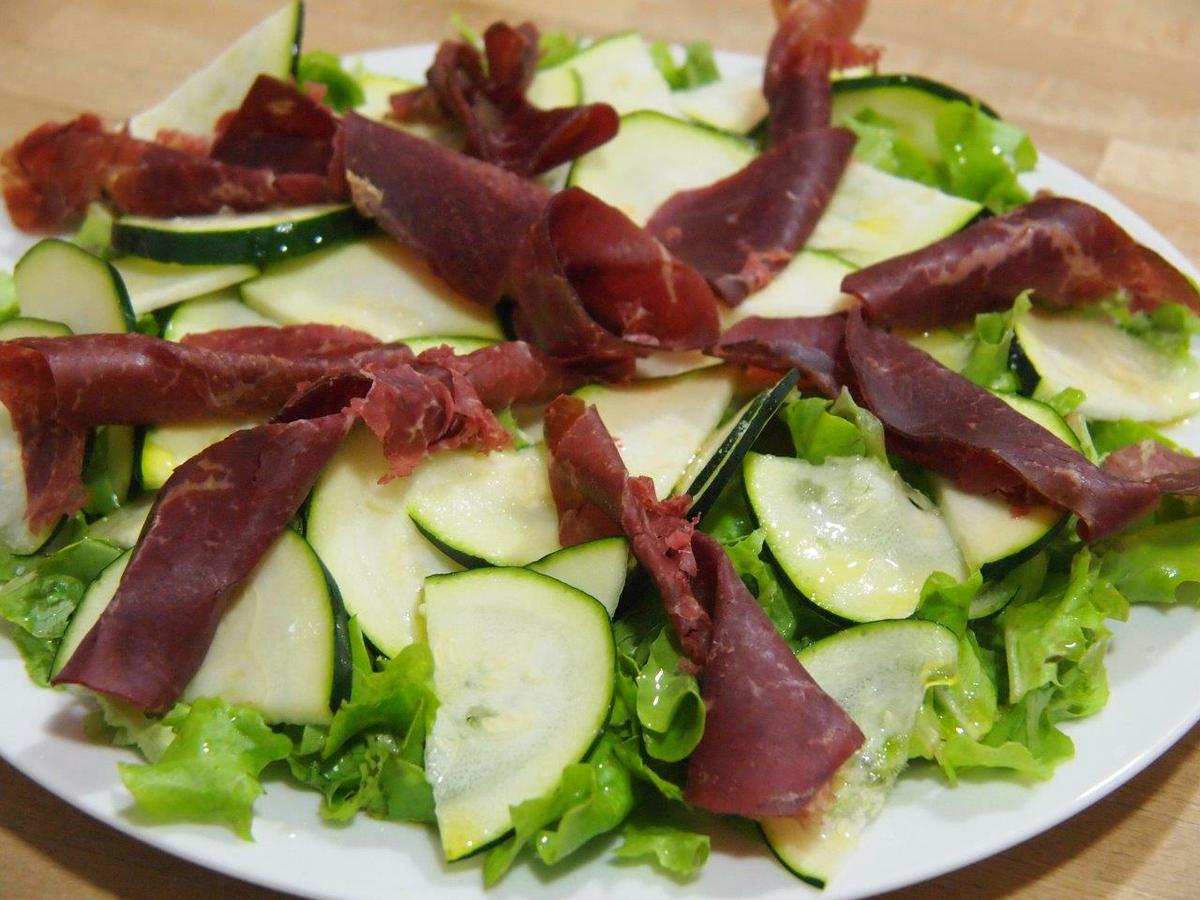 haciendo ensalada con cecina