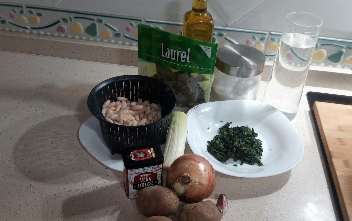 Ingredientes para hacer alubias con espinacas.