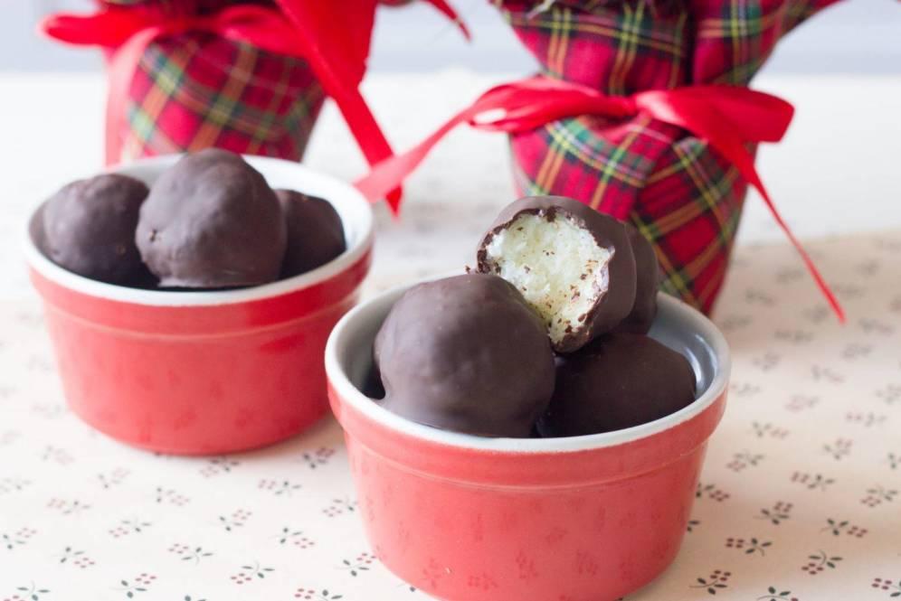 Resultado de imagen para imagen de bolitas de coco y chocolate