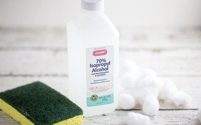 frotar alcohol para eliminar las espinillas