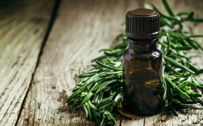aceite de árbol de té para eliminar las espinillas en los oídos