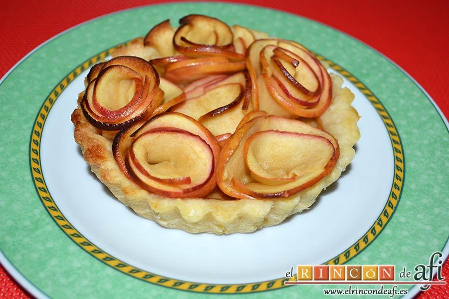 Tartaletas de pasta brisa con flores de manzana