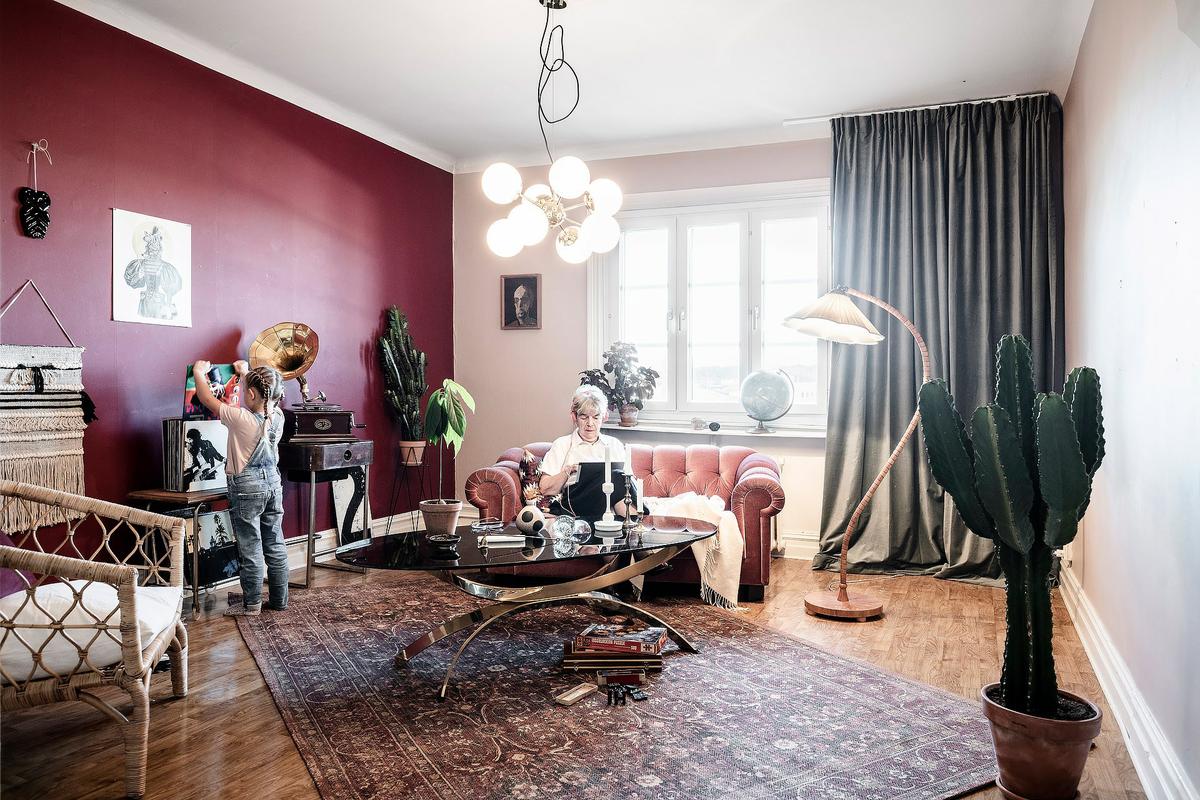 Burgundy color as heart of the design of an apartment 01