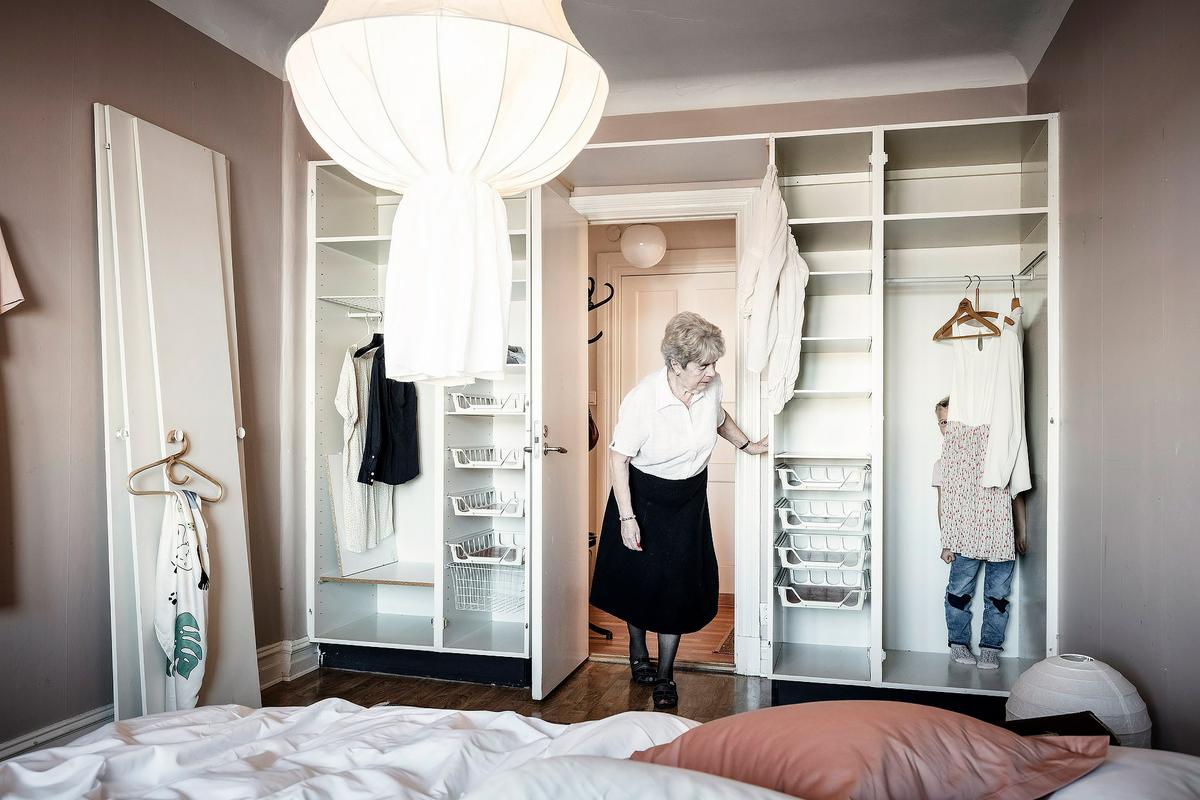 Burgundy color as heart of the design of an apartment 02