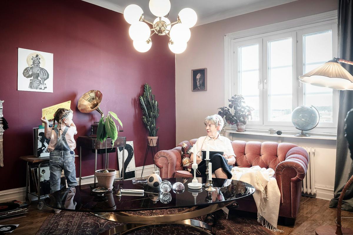 Burgundy color as heart of the design of an apartment 03