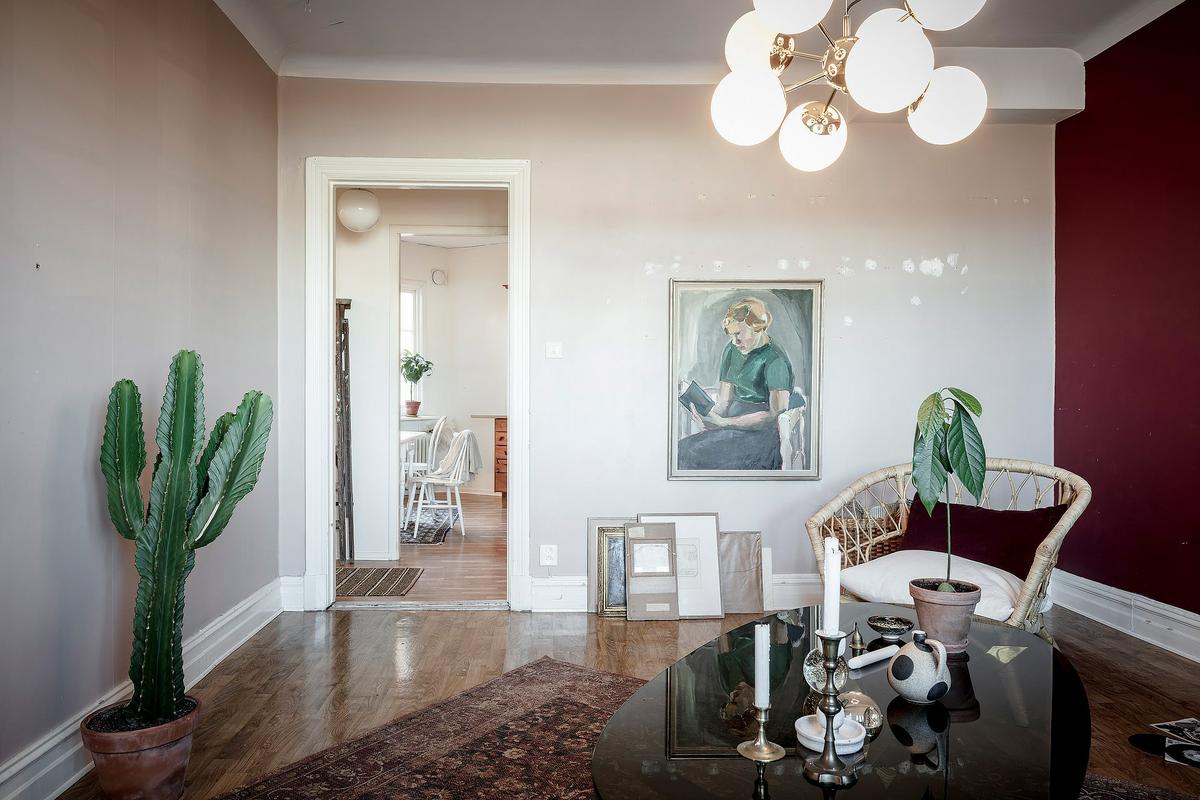 Burgundy color as heart of the design of an apartment 04