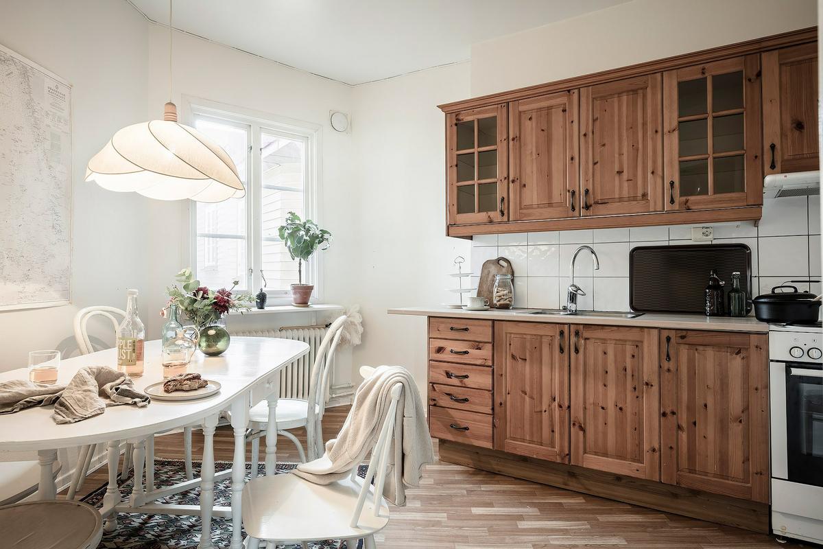 Burgundy color as heart of the design of an apartment 05