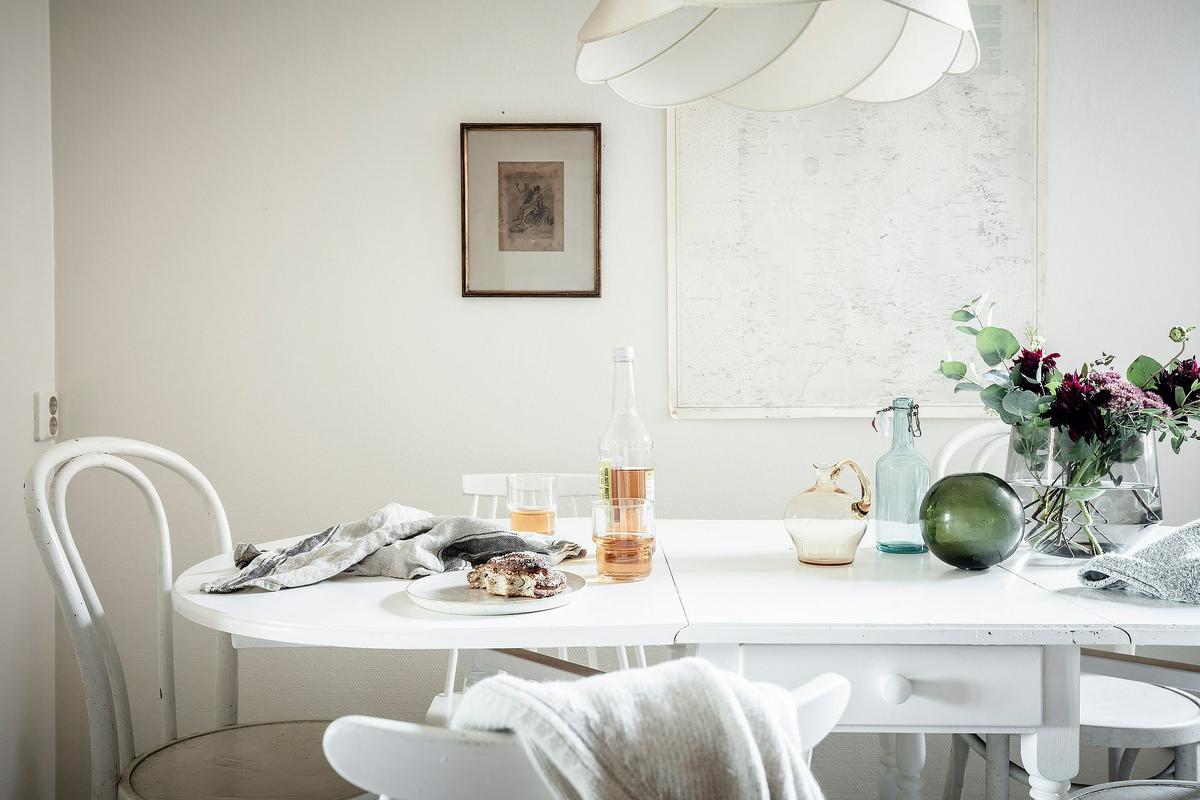 Burgundy color as heart of the design of an apartment 06