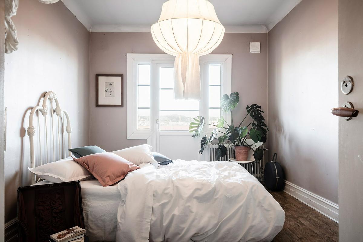 Burgundy color as heart of the design of an apartment 07