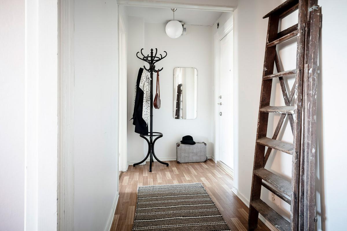 Burgundy color as heart of the design of an apartment 08