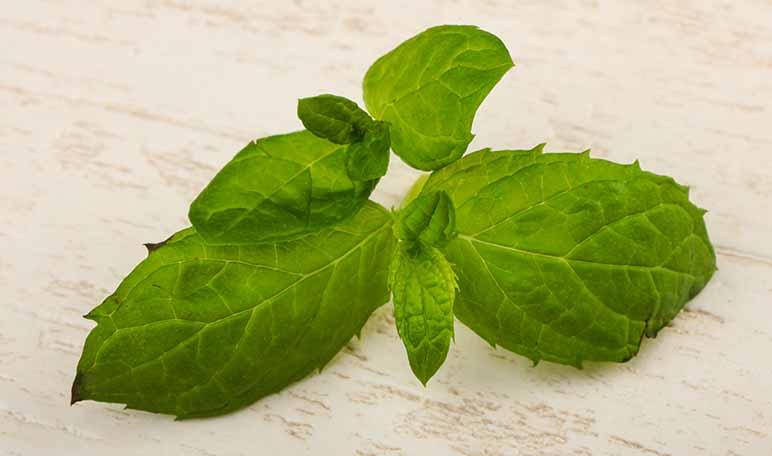 Cómo reducir la hinchazón de los pies de forma natural - Trucos de belleza caseros