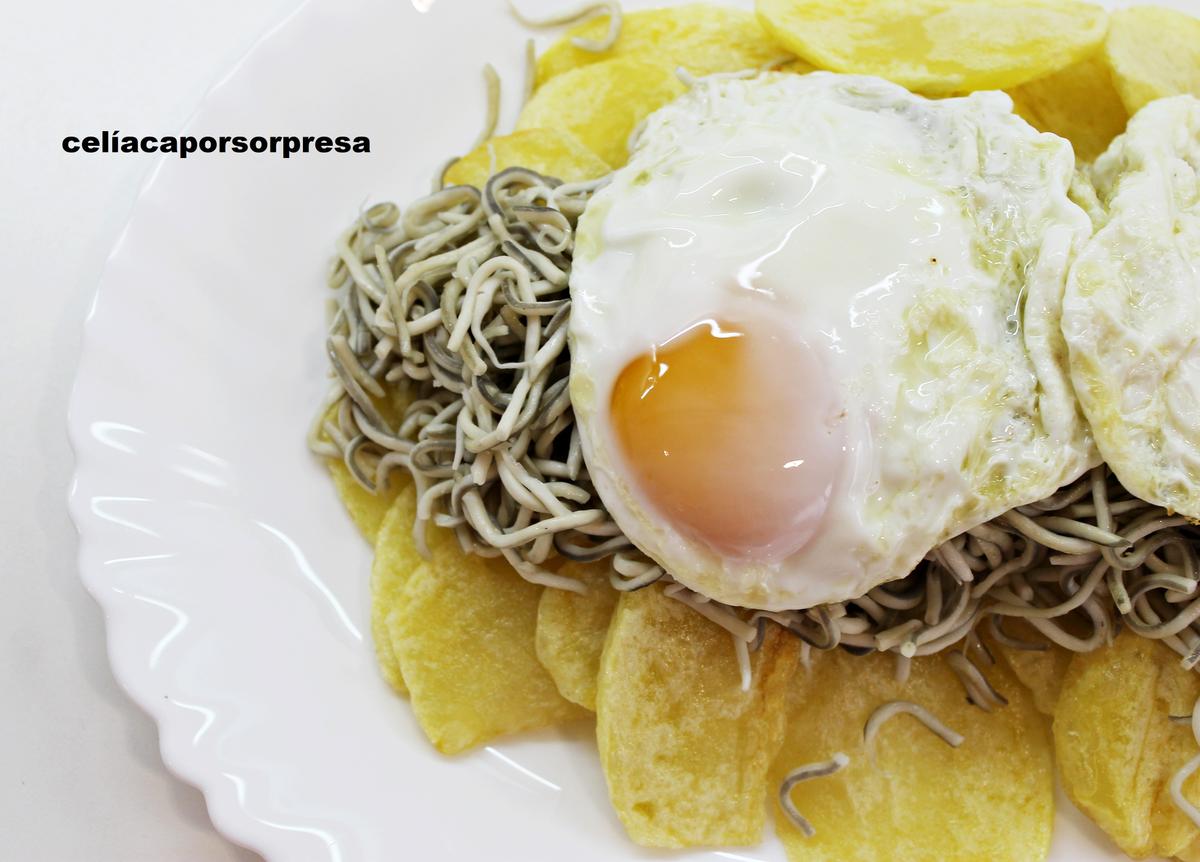 huevos, patatas y angulas sucedáneas-desde-arriba