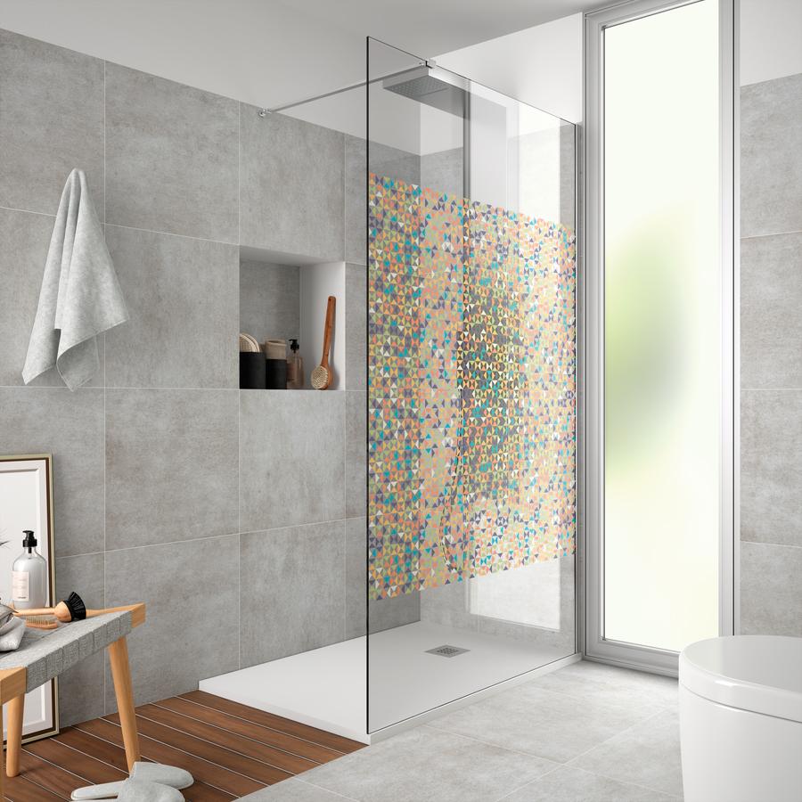 Mamparas llenas de color, tendencia en el baño