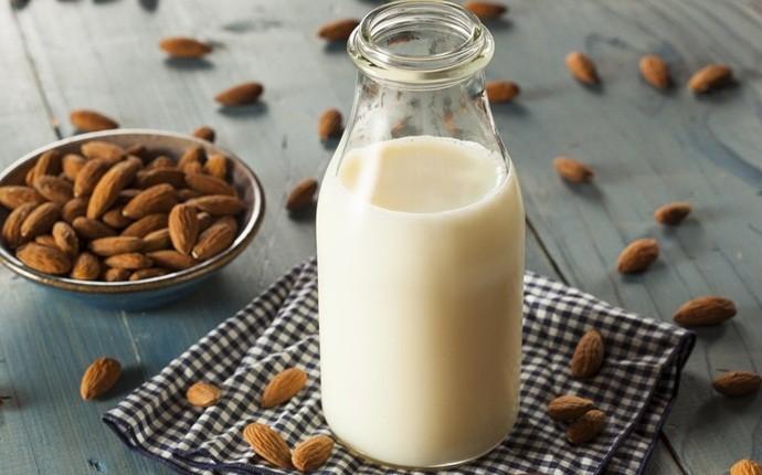 mascarillas para las cicatrices del acné - mascarilla facial con leche de almendras
