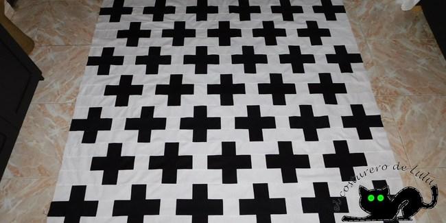 El top del edredón negro y blanco terminado