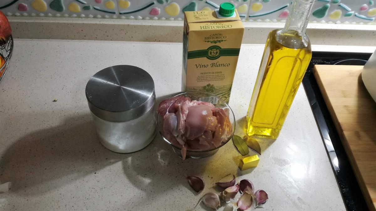 Ingredientes para hacer contramuslos de pollo al ajillo.
